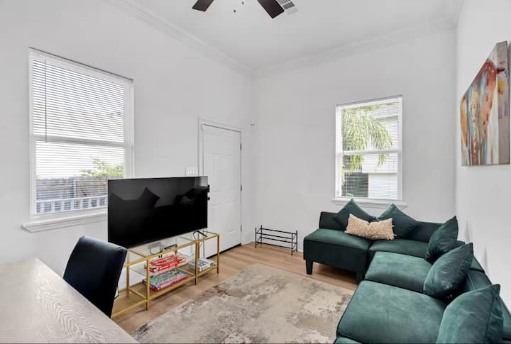 Cozy Uptown 2 Bedroom Home W/ 3 Beds & Parking - ニューオーリンズ, LA