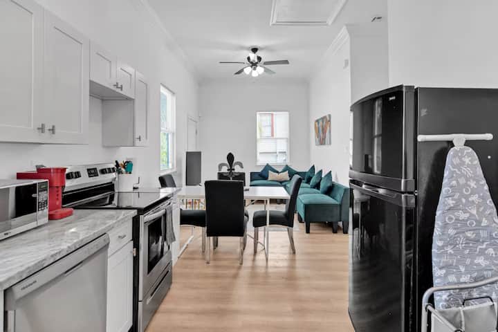 Cozy Uptown 2 Bedroom Home W/ 3 Beds & Parking - New Orleans, LA