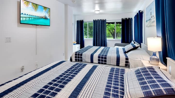 غرفة نوم رئيسية بسريرين بحجم كبير