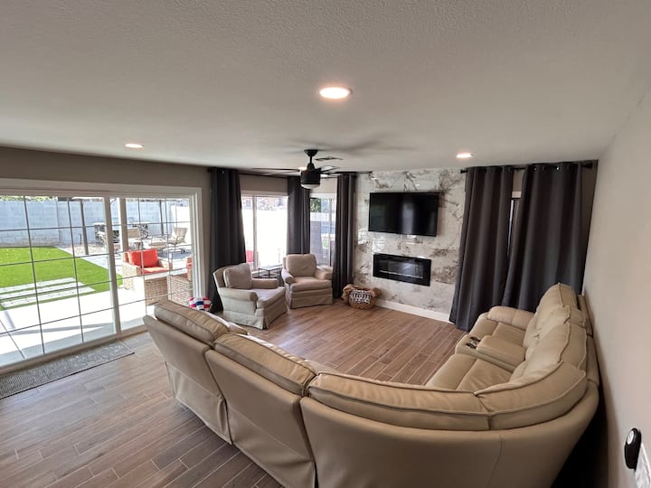 Modern 4br Escape W Private Pool - Great Location! - Glendale, AZ