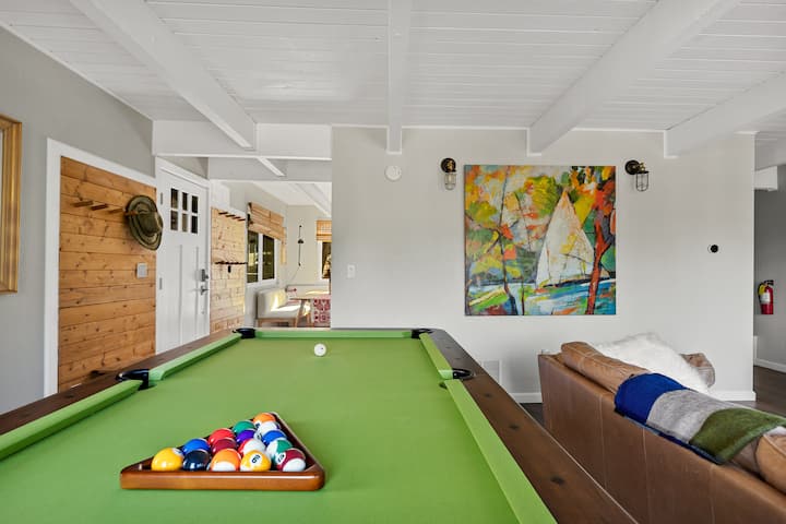 Mountainside Modern Retreat, Hot Tub & Arcade - Big Bear, CA