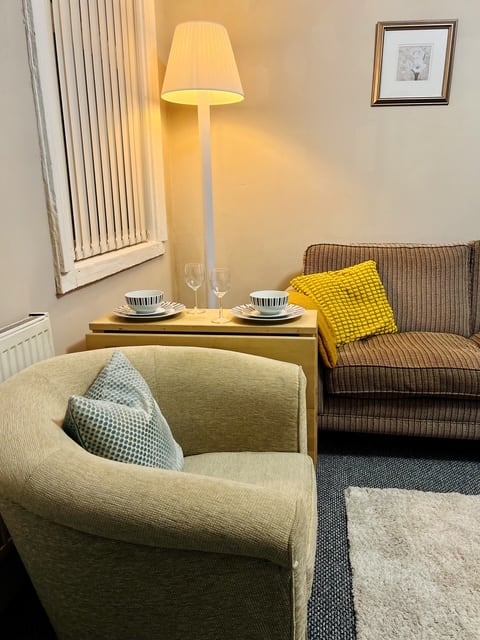 Liverpool Haven: 4BD Stylish Comfort & Access