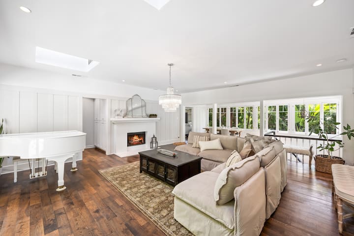 Stylish Modern Retreat in Prime Los Angeles