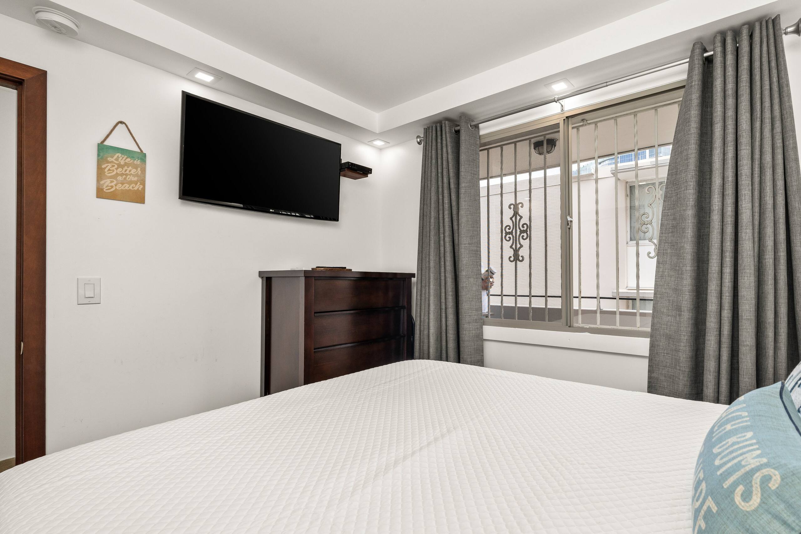 Condo in Honolulu · ★5.0 · 1 bedroom · 2 beds · 1 private bath - Image 13