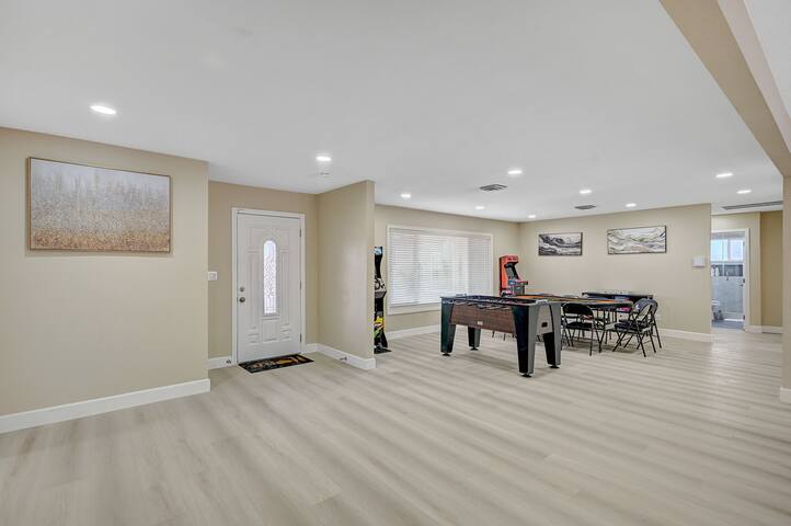 Grand Estate w/ Pool, Gym & Cinema – Mins to Strip gallery image 2