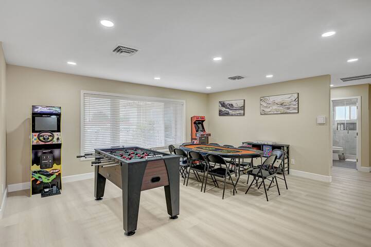 Grand Estate w/ Pool, Gym & Cinema – Mins to Strip gallery image 3