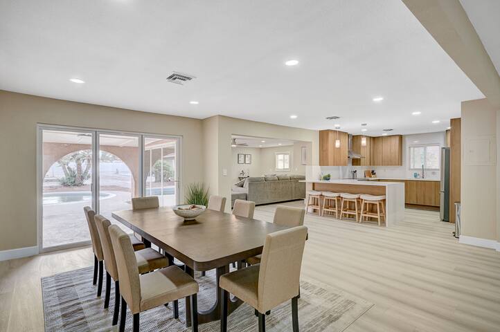 Grand Estate w/ Pool, Gym & Cinema – Mins to Strip gallery image 4