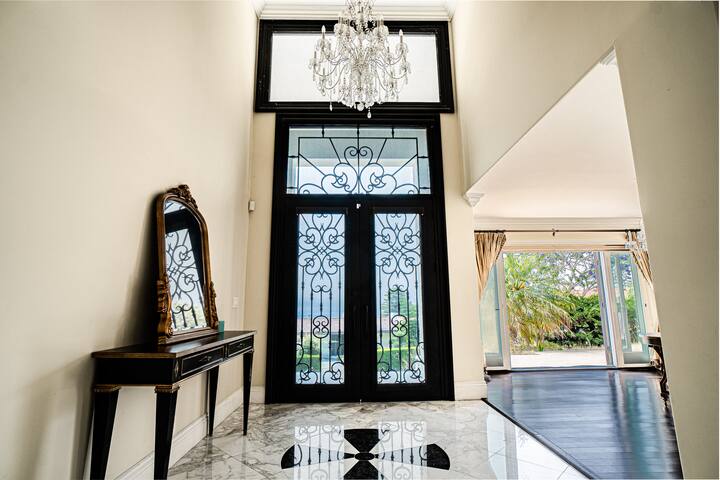 Elegant Villa with Ocean Views gallery image 5