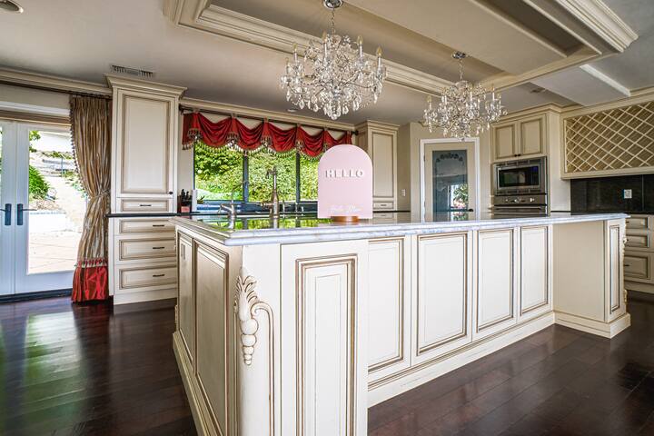 Elegant Villa with Ocean Views gallery image 4