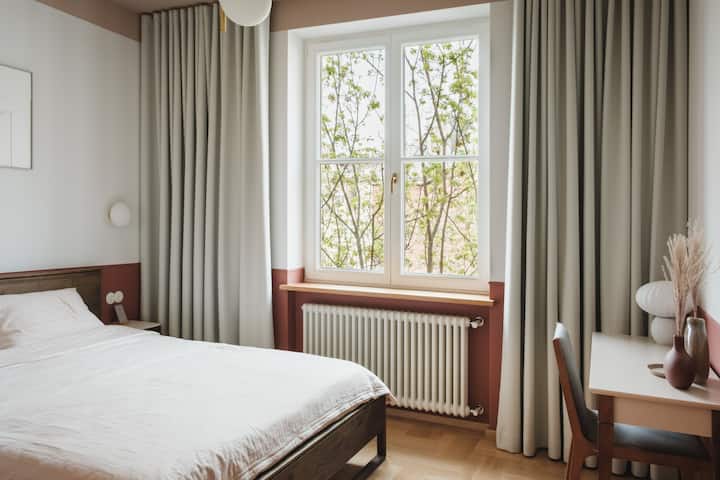 Una cama cómoda con un juego de sábanas y toallas.