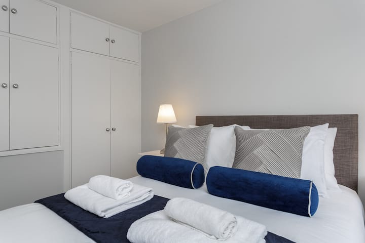 Relájate en el dormitorio con cama matrimonial en Blue Puffin Stays Short Lets & Serviced Accommodation, con cama de alta calidad, sábanas de primera calidad y una acogedora pantalla de lámparas, perfecta para una noche tranquila después de un día de exploración