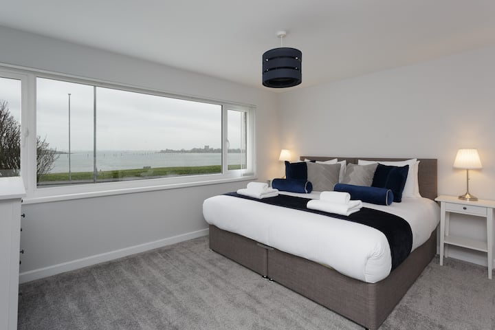 Relájate en el dormitorio con cama tamaño king en Blue Puffin Stays Short Lets & Serviced Accommodation, con cama de alta calidad, sábanas de primera calidad y una acogedora pantalla de lámparas, perfecta para una noche tranquila después de un día de exploración