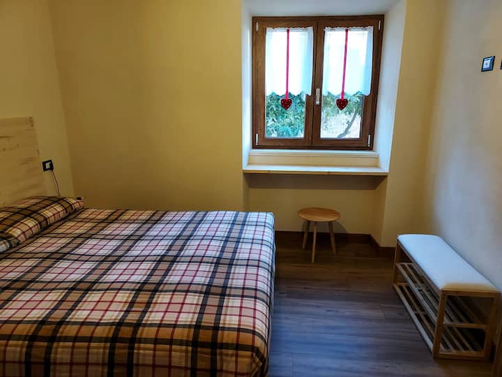 ДВОКРЕВЕТНА СОБА СО НОВ МЕБЕЛ И ДУШЕЦИ, КАТЧЕ ЗА БИРО И ГОЛЕМ ПЛАКАР.