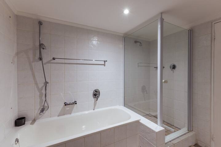 Bantry Place Beach Apartment gallery image 5