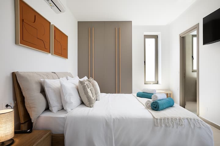 El segundo dormitorio cuenta con una cama tamaño queen y baño privado con ducha de pie.