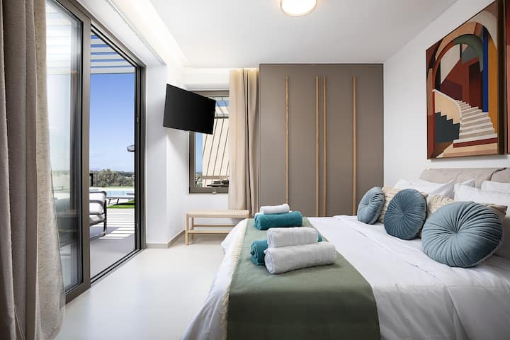 El tercer dormitorio cuenta con una cama tamaño queen y baño privado con ducha de pie. 