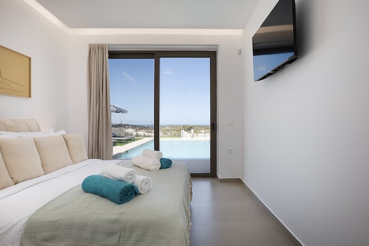 El primer dormitorio cuenta con una cama tamaño queen y baño privado con ducha de pie. 