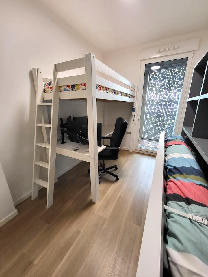 غرفة النوم الثالثة - سرير الميزانين 90×200 سم + 1 سرير قابل للسحب 90×190 سم  + مساحة عمل