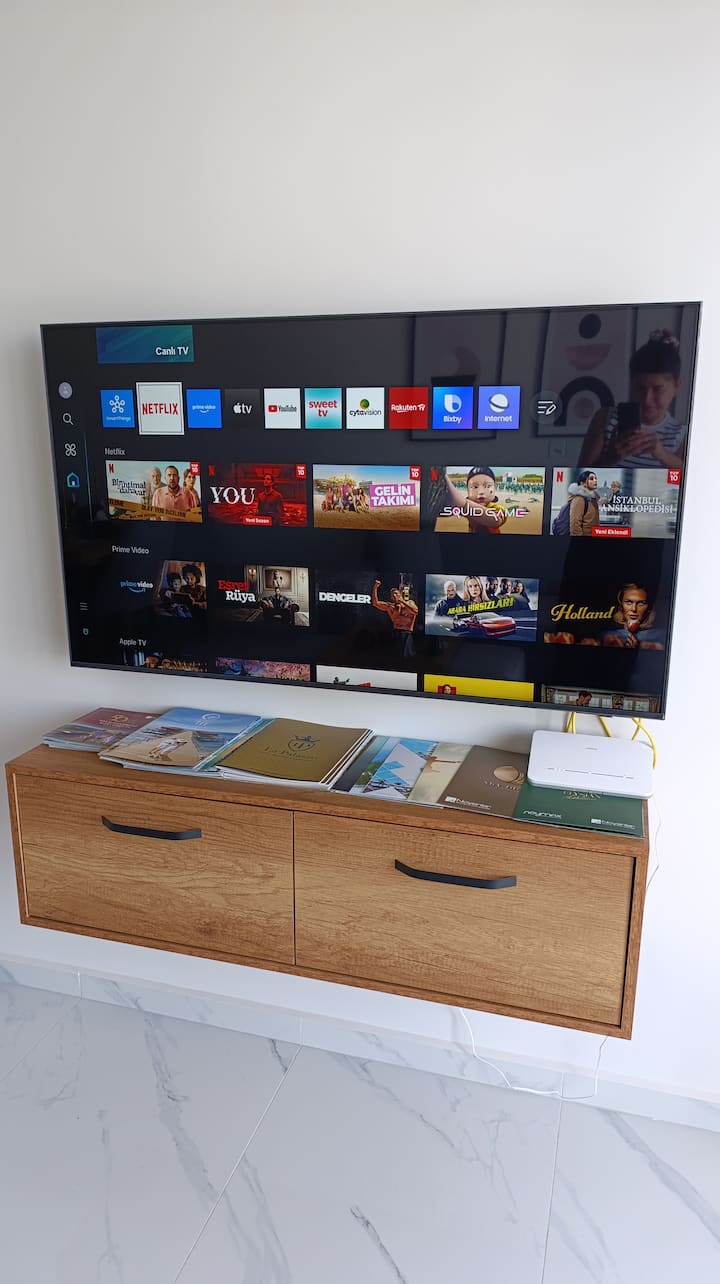 בדירה שלנו יש יחידת טלוויזיה שבה תוכלו לצפות באופן רגיל או באינטרנט הן בסלון והן בחדר השינה כדי להפוך את הזמן שלכם בתהליך החופשה המיוחס לבעל ערך. 