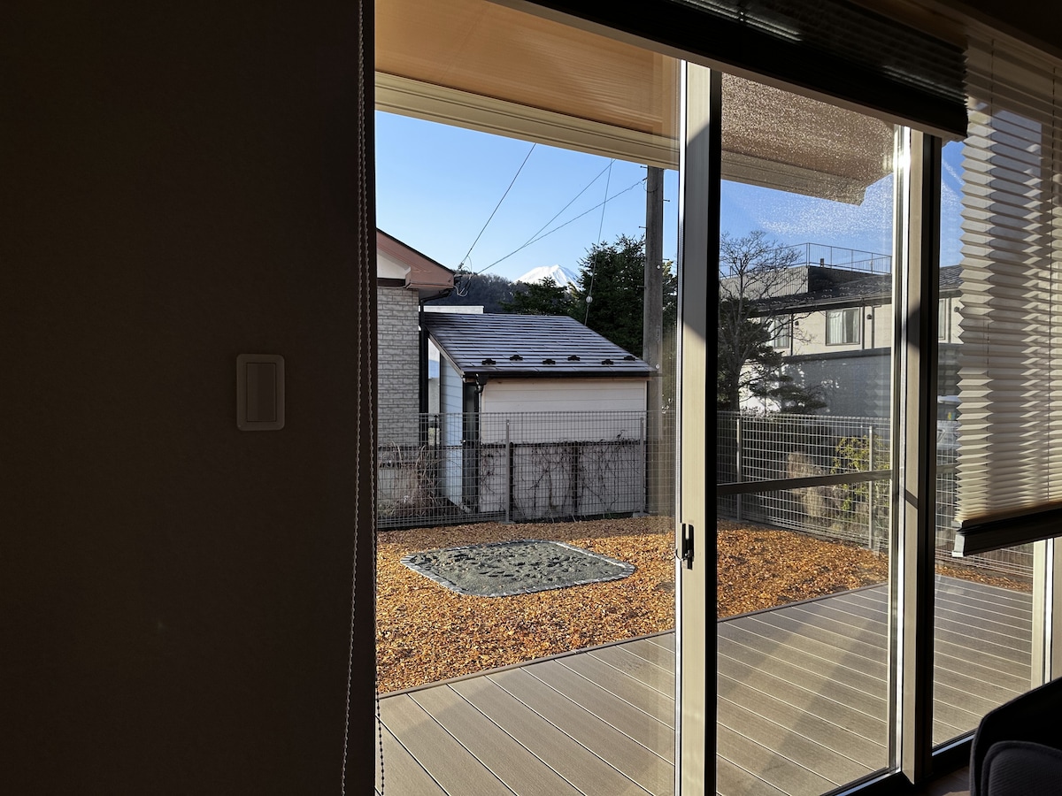 Ხედი შენობიდან.Ძაღლიც ძვირფასი ოჯახია.Თქვენ დაინახავთ ჰეშაგს.