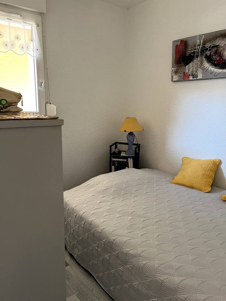 L'espace nuit, 
Petite chambre avec canapé convertible 140