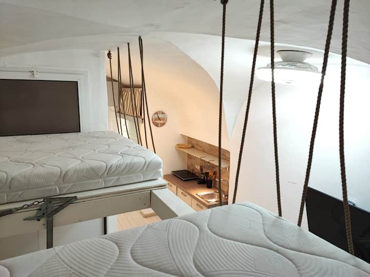 Დამახასიათებელი ანტრესოლი ორი ორადგილიანი საწოლით, რომელიც აღჭურვილია დამცავი საშუალებებით