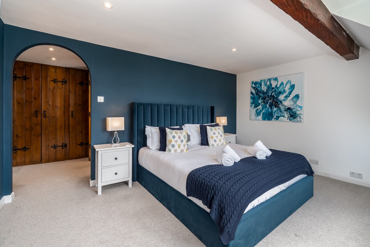 غرفة نوم رئيسية مع سرير سوبر كينج وحمام داخلي