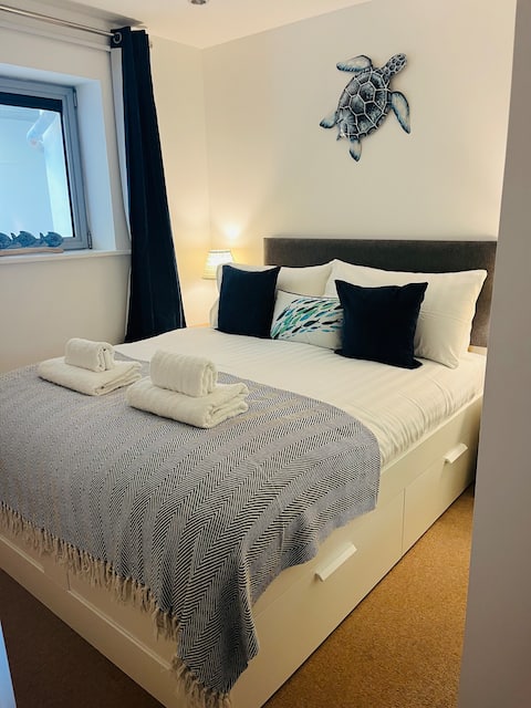 King size bedroom with navy and white bedding
