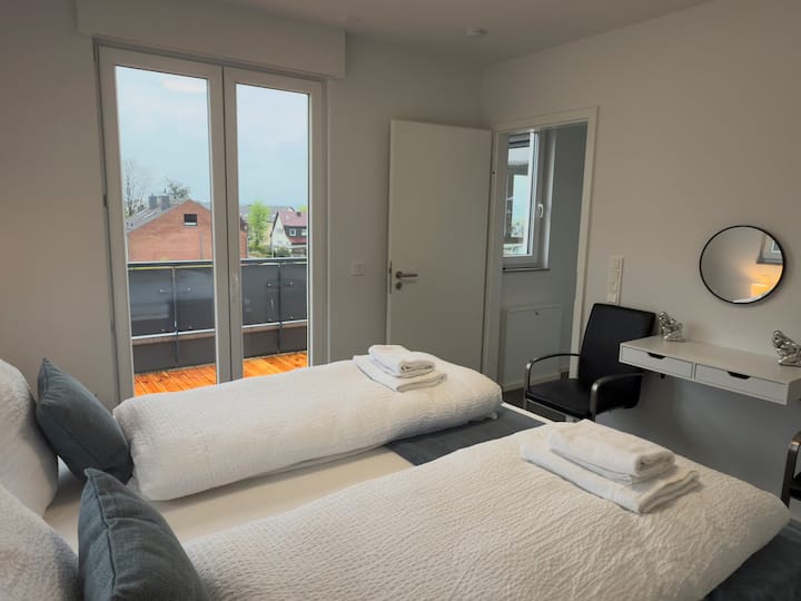 Chumba cha kulala kilicho na roshani, kitanda cha chemchemi cha ukubwa wa kifalme na vitu vya ziada vya kifahari.