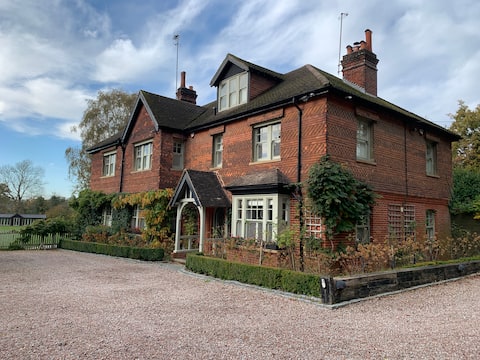 Stunning Surrey Rectory| Sleeps 14| 30 min London