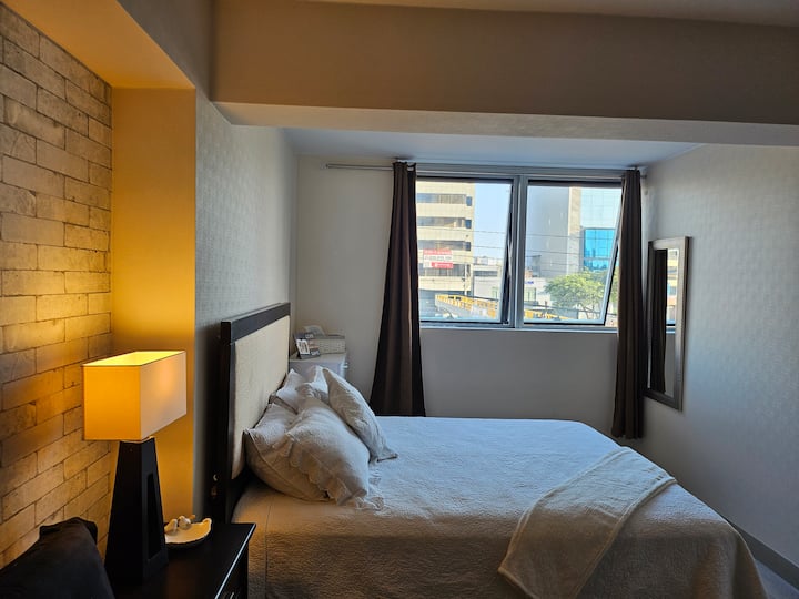 1 Cama Queen size para que duermas cómodamente con tu pareja.