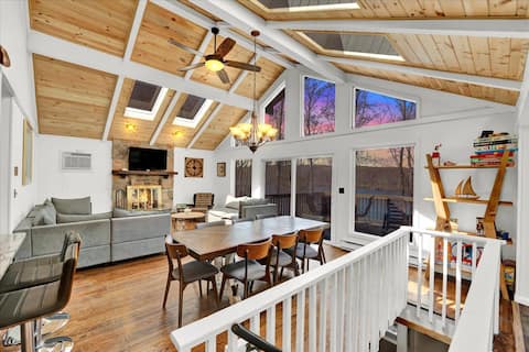 Lakefront Pocono Chalet | Dock | HotTub | Sauna