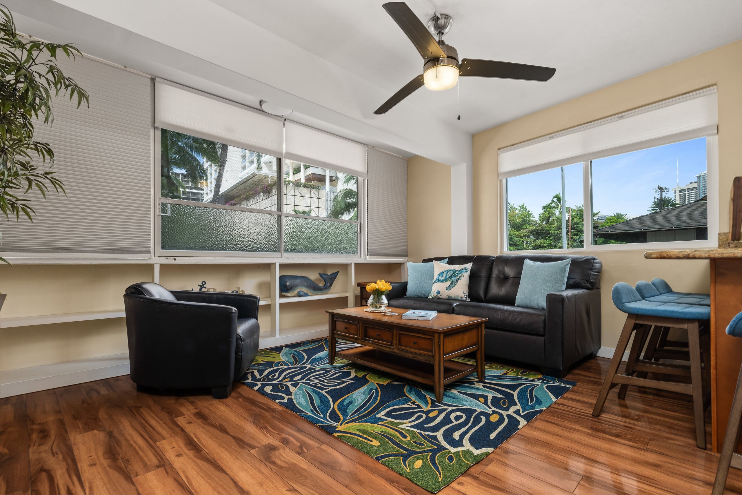 Condo in Honolulu · ★4.62 · 2 bedrooms · 3 beds · 1 bath - Image 4