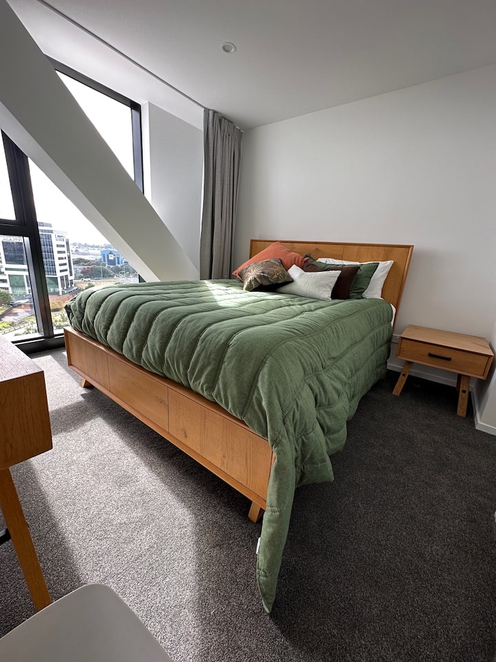 Fli në luks në këtë krevat lisi me madhësi King me çarçafë cilësorë