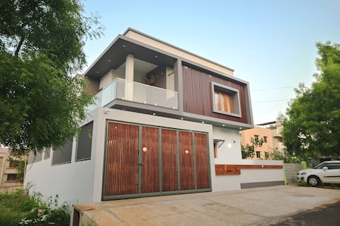 Stay Sorted
• A Luxury Villa Stay •