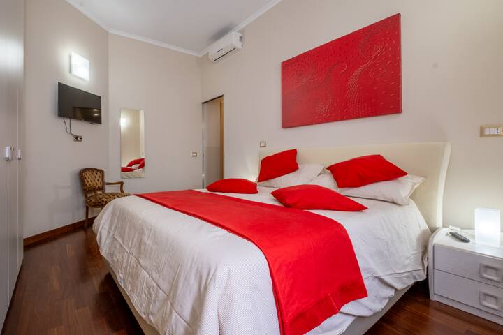 Trevi Fountain luxury apartment gallery image 3