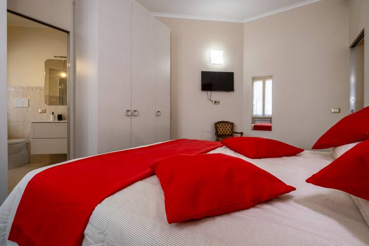 Trevi Fountain luxury apartment gallery image 4