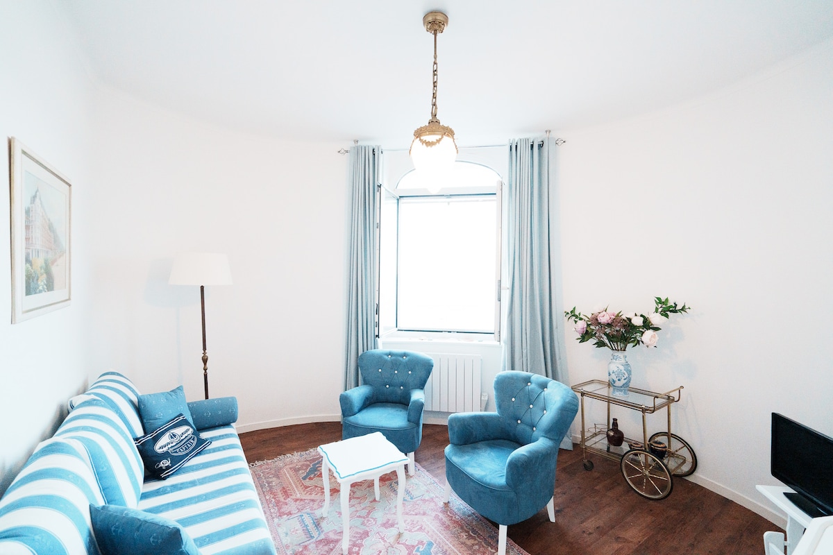 Dnevni boravak s dobrim kaučem za 2 osobe i prekrasnim pogledom na more.