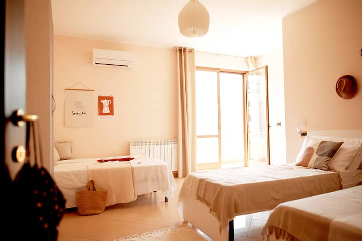 El segundo dormitorio para cuatro personas tiene una salida independiente a la terraza con vistas al mar.