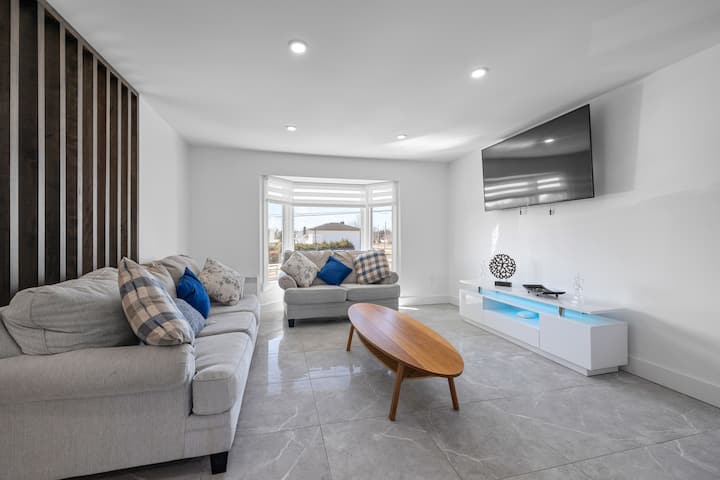 Family Retreat  – King Bed, Jacuzzi & Big Backyard - Cornwall