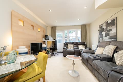 4 Bed Executive townhouse w/ car park