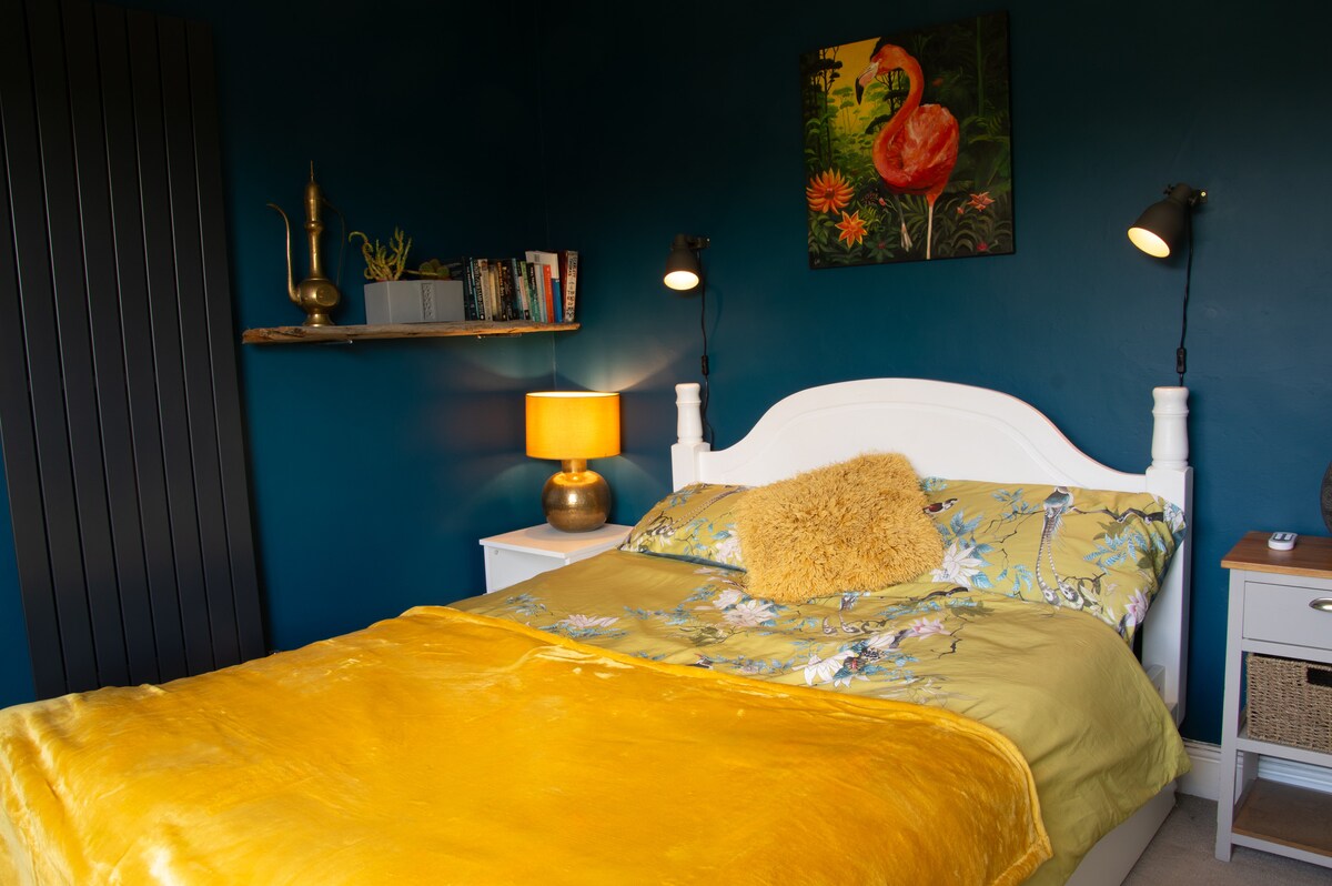 غرفة نوم جديدة مجددة، وأضواء قراءة إضافية