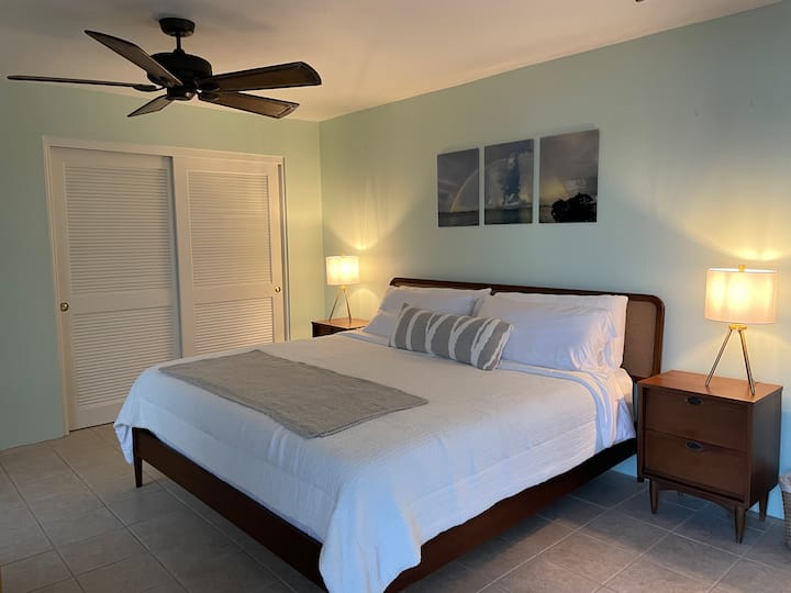 Легло с размер King size с охлаждащо спално бельо и матрак с мемори пяна. 