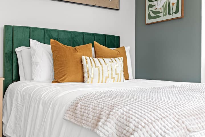 在标准双人床上放松身心，四周环绕着一个专为宁静而设计的房间，让您感到舒适。