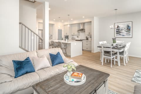 Top Airbnb: Cozy & Modern family getaway | AC| 6BR | Sleeps 14 in Mahogany