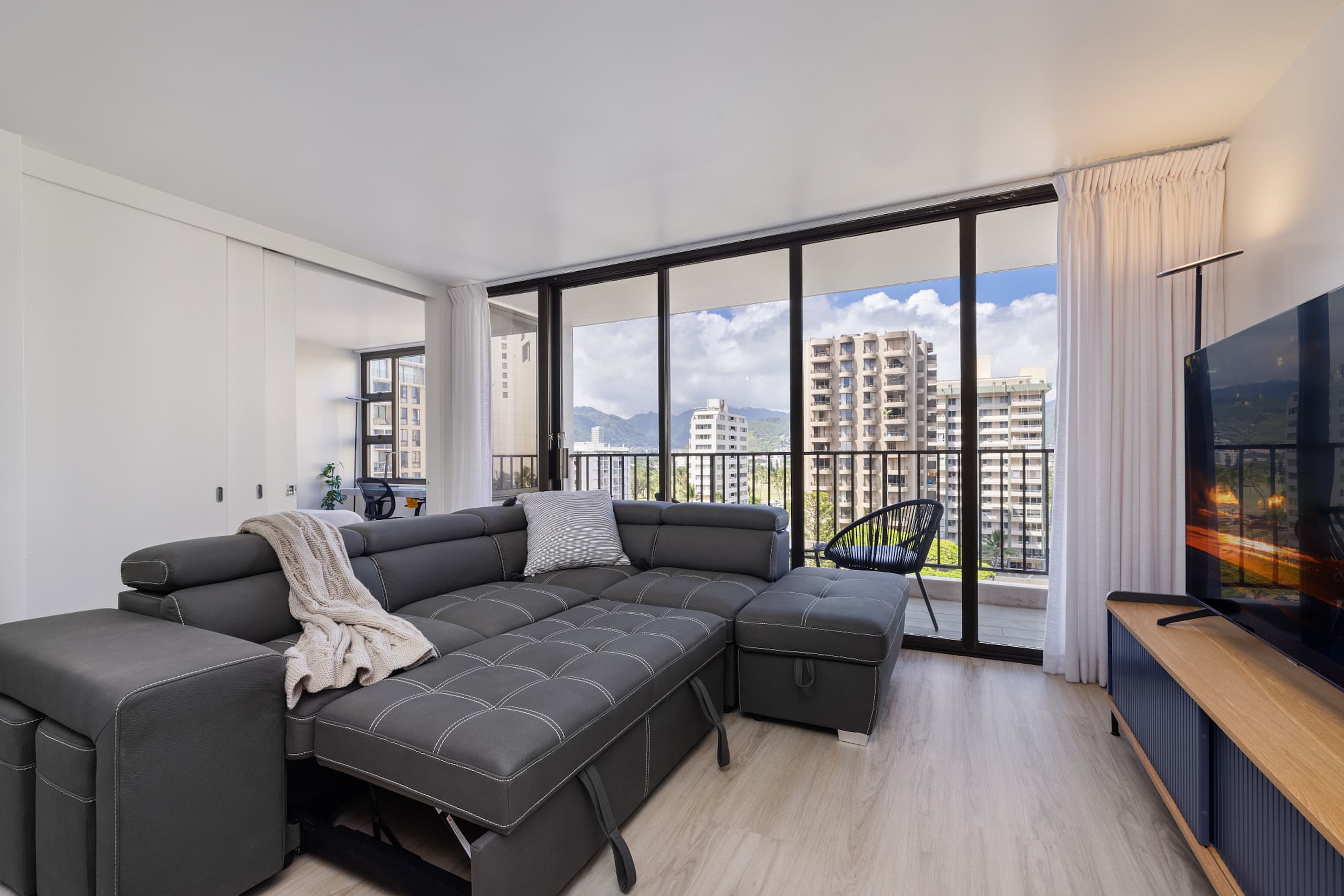 5 min walk to Waikiki Beach, FREE Parking,2bds/WFH - Image 5