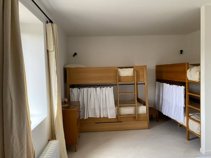 Chambre d'enfants : 2 lits superposés et deux lits simples pouvant accueillir jusqu'à 6 enfants - Cottage Clos Lagadoue