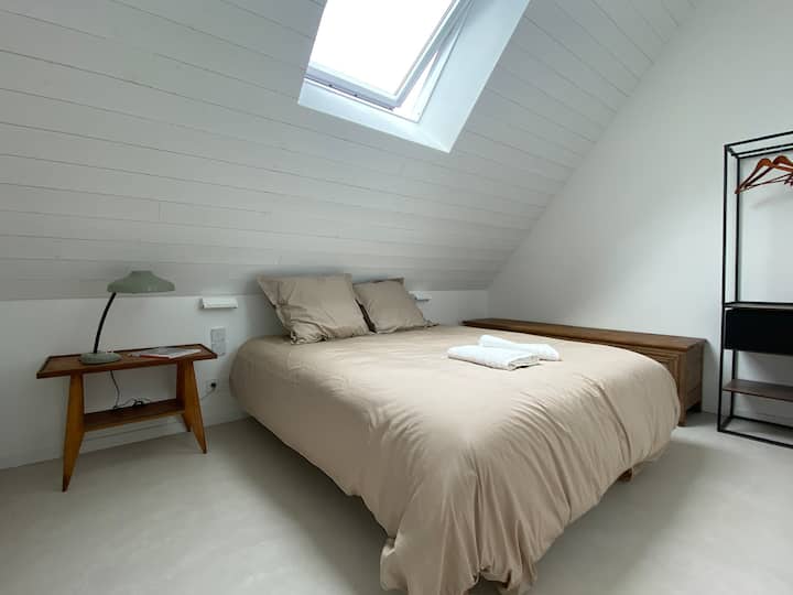 Chambre lit queen size et rangement - Cottage Clos Lagadoue