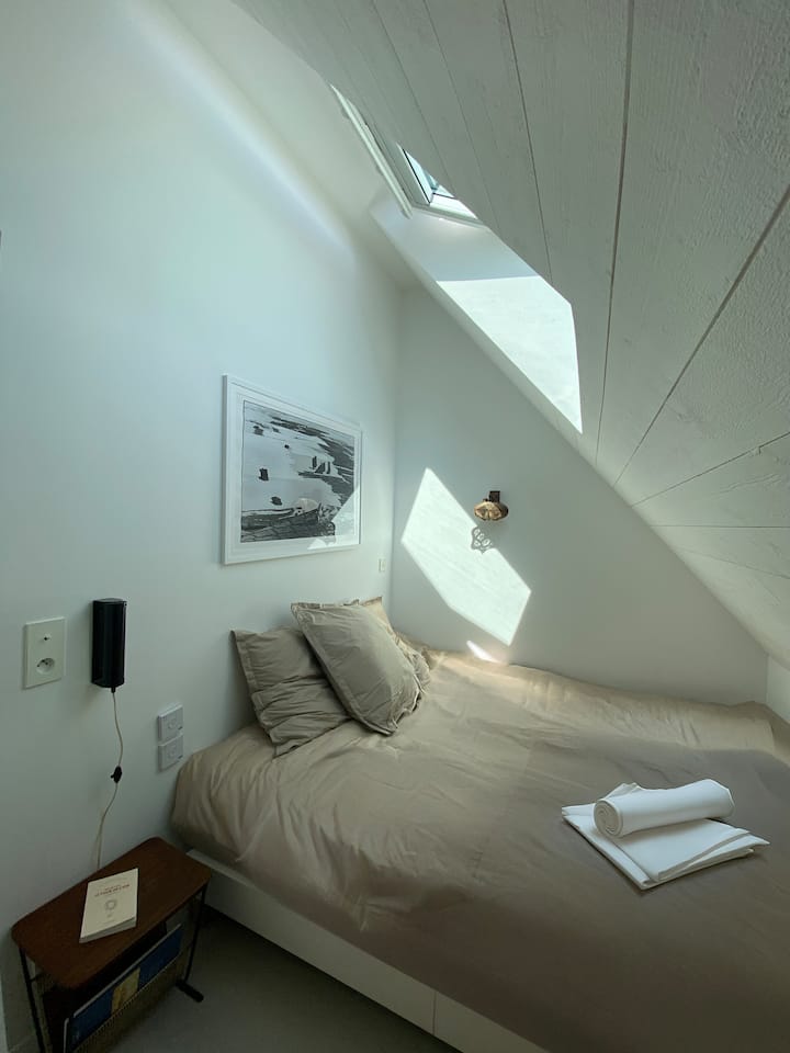 Chambre lit queen size et rangement - Cottage Clos Lagadoue