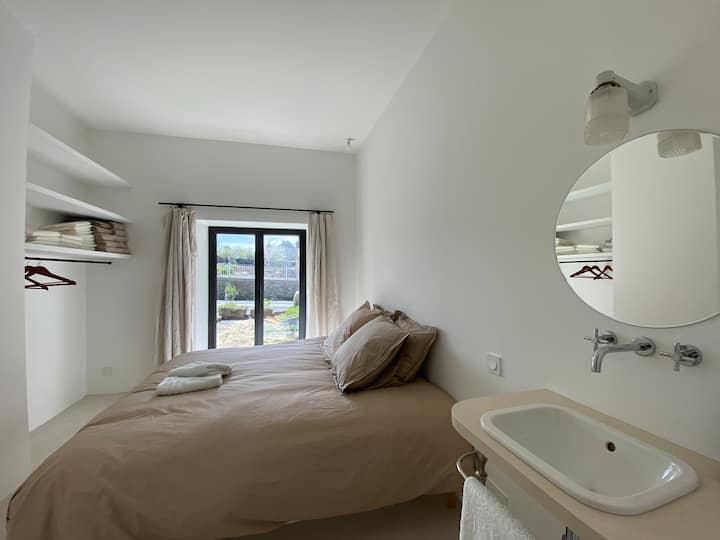 Chambre au rez de chaussée avec sa salle de douche indépendante - Cottage Clos Lagadoue